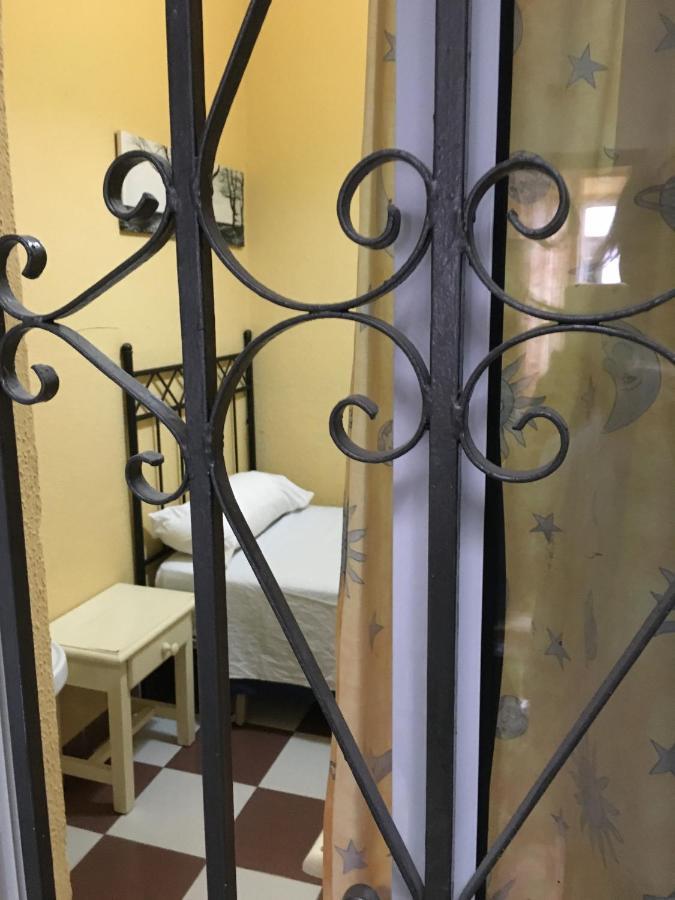 Pension Lisdos Σεβίλλη Εξωτερικό φωτογραφία